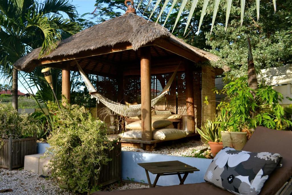Bananas Apartments Adults Only Palm Beach Екстер'єр фото