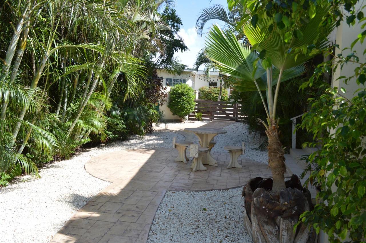 Bananas Apartments Adults Only Palm Beach Екстер'єр фото